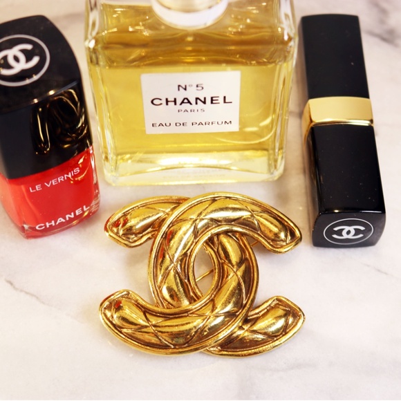 CHANEL CC Logo Quilted Matelasse Brooch Gold Auth w/Box CC Quilted Brooch - Picture 2 of 15